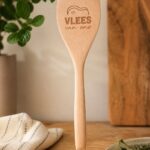 • houten spatel beukenhout in pan • houten spatel duurzaam keukengerei • beukenhouten spatel detail • houten spatel koken zonder plastic