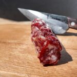 • salami van akkervarken dun gesneden plakjes • ambachtelijke salami natuurvlees borrelplank • salami op brood flinterdun gesneden • salami van akkervarken close-up structuur