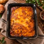 Goudbruine lasagne op houten tafel
